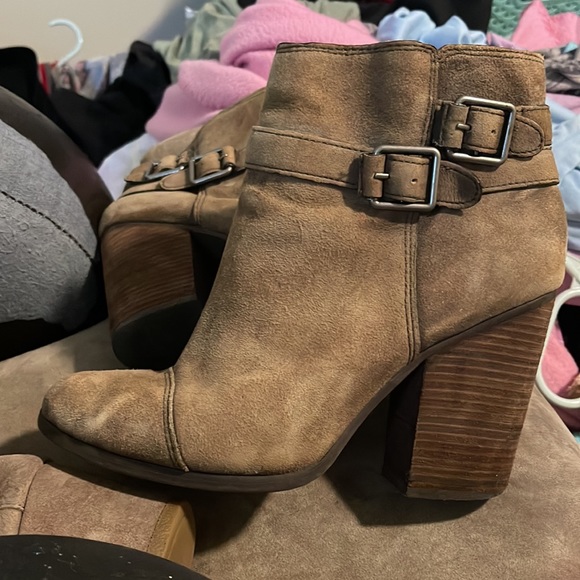 Lucky Brand Ankle Boots - Camel, chunky heel w/ buckles 9.5 womens - Picture 5 of 5